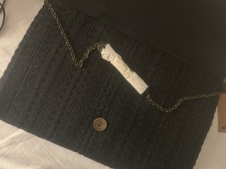 Cartera de mano bordada con flecos