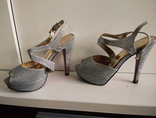 Zapatos de tacón plateados y dorados talla 40