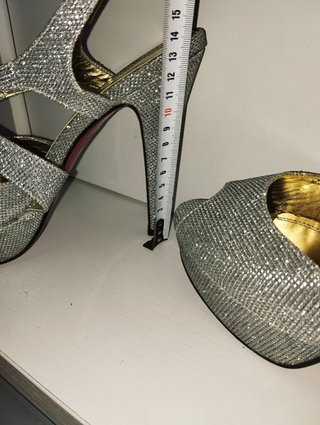 Zapatos de tacón plateados y dorados talla 40