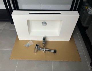 Lavabo suspendido con grifería