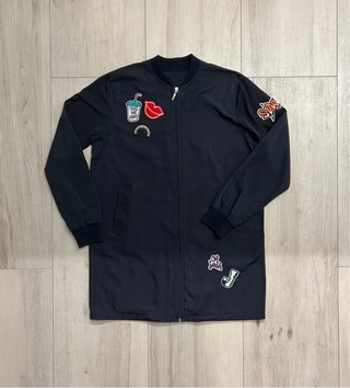 Chaqueta bomber azul con parches divertidos