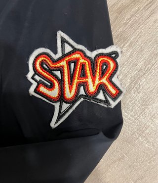 Chaqueta bomber azul con parches divertidos