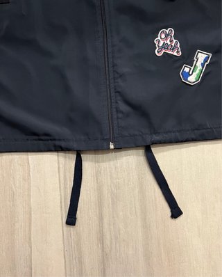 Chaqueta bomber azul con parches divertidos