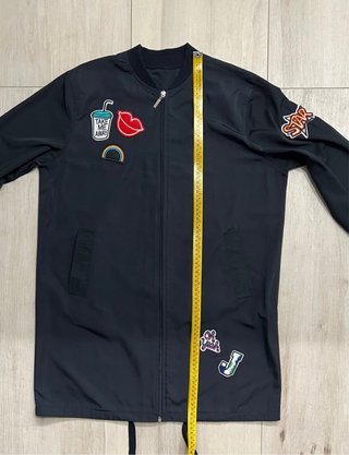 Chaqueta bomber azul con parches divertidos