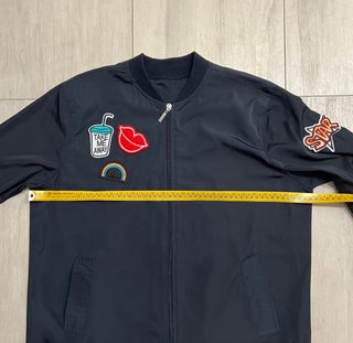 Chaqueta bomber azul con parches divertidos