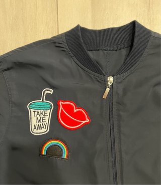 Chaqueta bomber azul con parches divertidos