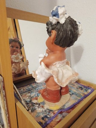Muñeca bebé grande con corona y flor