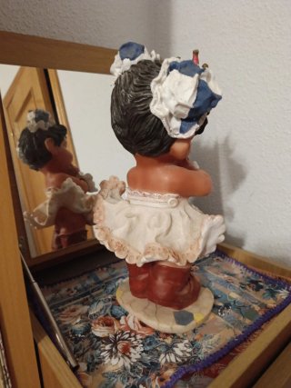 Muñeca bebé grande con corona y flor