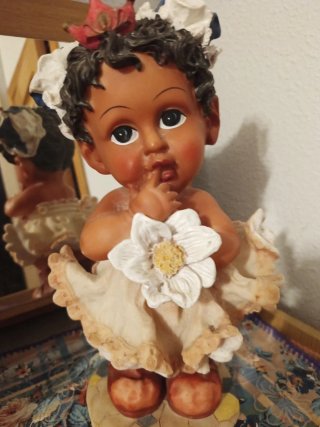 Muñeca bebé grande con corona y flor
