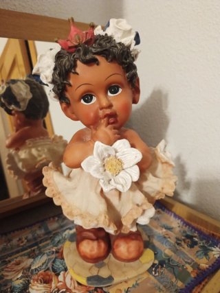 Muñeca bebé grande con corona y flor
