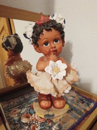 Muñeca bebé grande con corona y flor