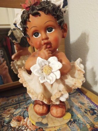 Muñeca bebé grande con corona y flor