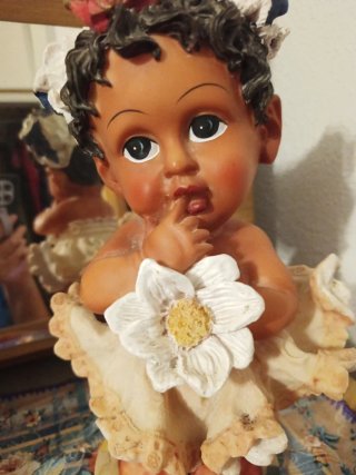 Muñeca bebé grande con corona y flor