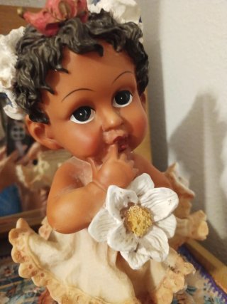 Muñeca bebé grande con corona y flor
