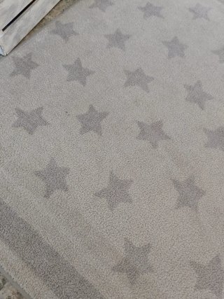 Alfombra beige con estrellas grises