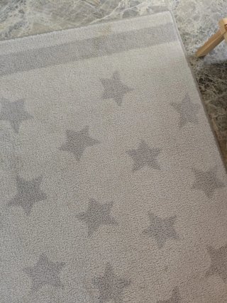 Alfombra beige con estrellas grises