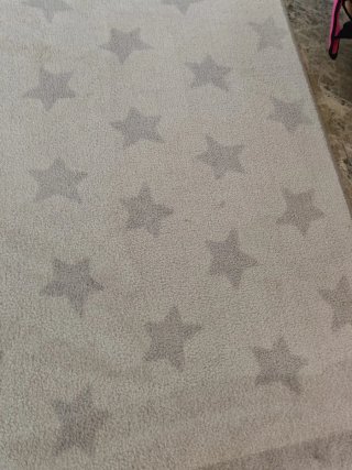 Alfombra beige con estrellas grises