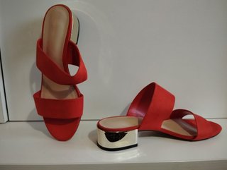 Sandalias rojas con tacón dorado