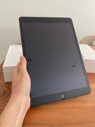 iPad Negro/Plateado con Cargador y Caja