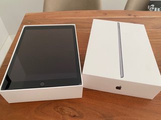 iPad Negro/Plateado con Cargador y Caja
