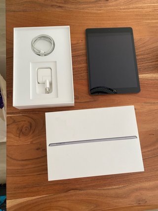 iPad Negro/Plateado con Cargador y Caja