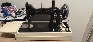 Máquina de coser SIGMA vintage con maletín