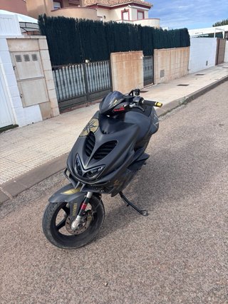 Yamaha Aerox Negra y Dorada