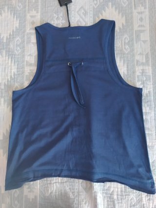 Camiseta tirantes de la marca Mados con botones