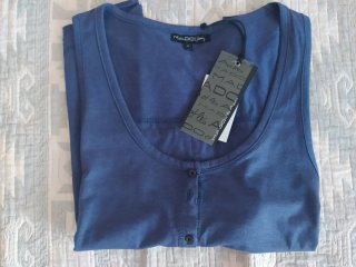 Camiseta tirantes de la marca Mados con botones