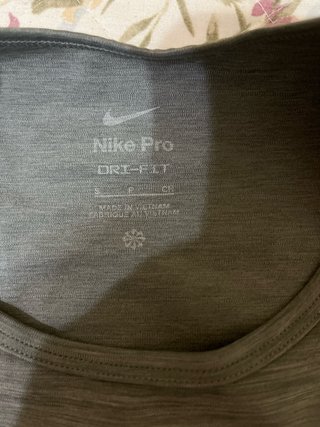 Top deportivo Nike Pro gris