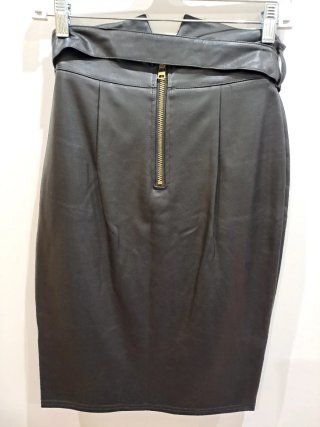 Falda cuero negra botones dorados