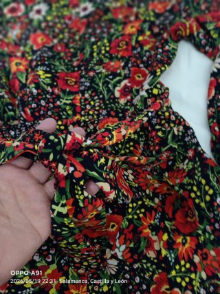 Vestido floral negro y rojo