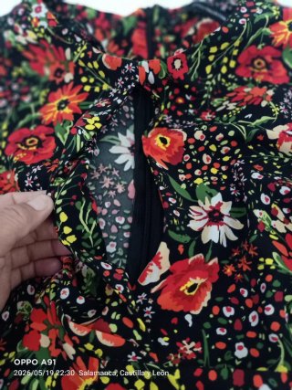 Vestido floral negro y rojo