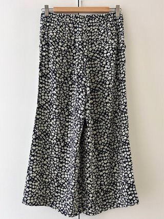 Pantalón estampado floral azul y blanco talla S