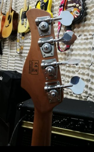 Bajo Sire Marcus miller p5 con pastillas seymour