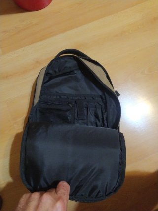 Mochila militar beige y negra. Múltiples compartim