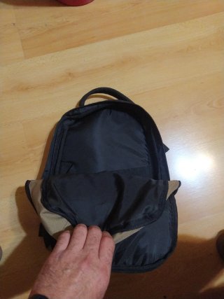 Mochila militar beige y negra. Múltiples compartim