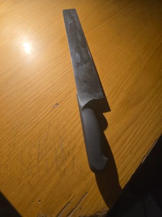 Coltello da cucina in metallo e plastica