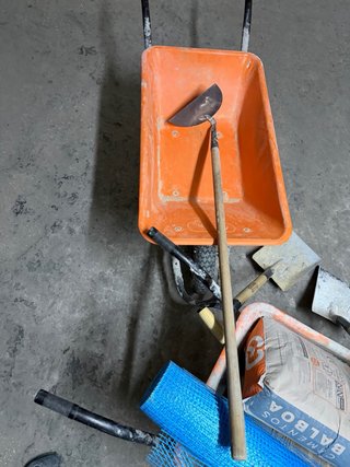 Pack hormigonera, carretillas y palas