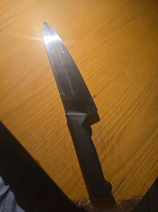 Coltello da cucina in metallo e plastica