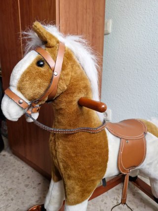 Caballito balancín infantil marrón y blanco