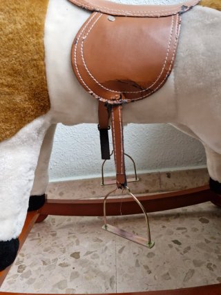 Caballito balancín infantil marrón y blanco