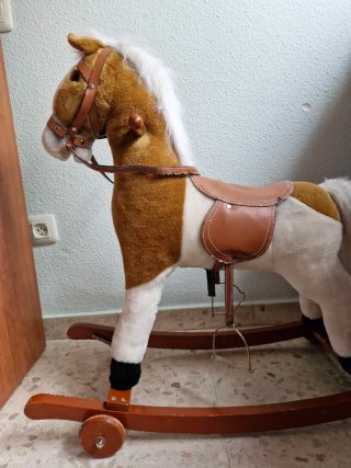 Caballito balancín infantil marrón y blanco