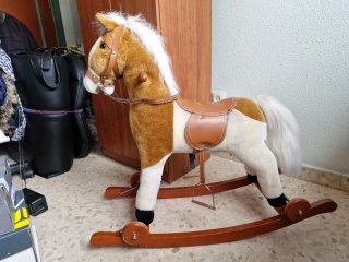 Caballito balancín infantil marrón y blanco
