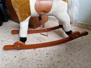 Caballito balancín infantil marrón y blanco