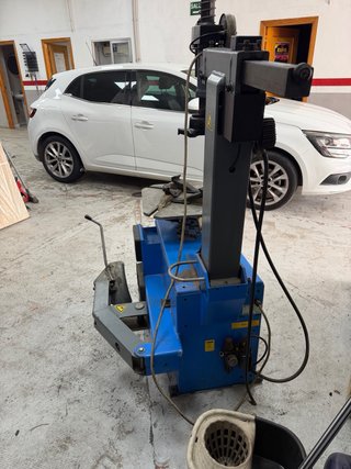 Máquina cambiadora de neumáticos trifásica