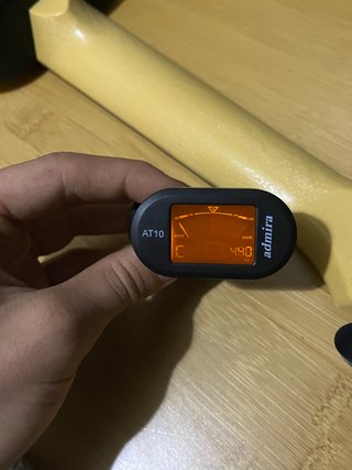 Ukulele giallo e nero con accordatore