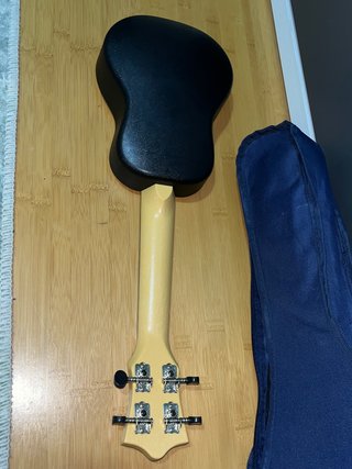 Ukulele giallo e nero con accordatore