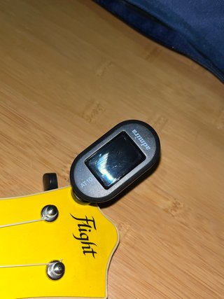 Ukulele giallo e nero con accordatore