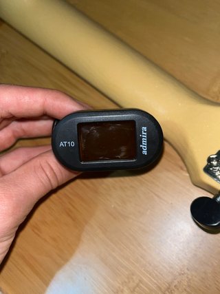 Ukulele giallo e nero con accordatore
